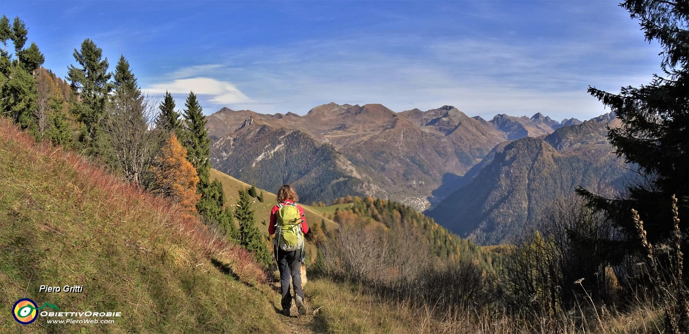 21 Dal Forcolino di Torcola (1456 m) inizia lo spettacolo di cime orobiche e di larici colorati d'autunno.JPG